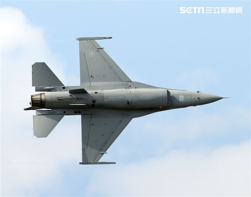 F16-V BLK20型戰機單機性能展示。（記者邱榮吉/嘉義拍攝）