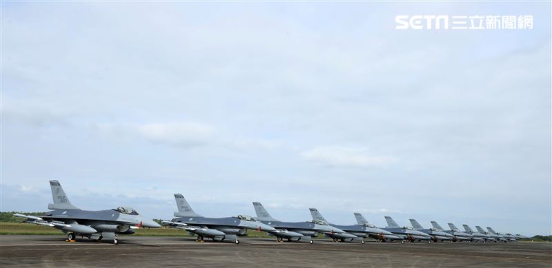 F16-V BLK20型戰機。（記者邱榮吉/嘉義拍攝）