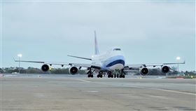 台灣自購115萬劑莫德納疫苗抵台（2）第10批台灣自購莫德納COVID-19（2019冠狀病毒疾病）疫苗約115.038萬劑，18日下午順利運抵桃園國際機場；中央流行疫情指揮中心指揮官陳時中稍早指出，台灣今年採購莫德納疫苗全數到貨，共609.168萬劑。中央社記者吳睿騏桃園機場攝  110年11月18日