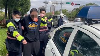 行車糾紛爆衝突！惡男倒車狠撞夫妻檔