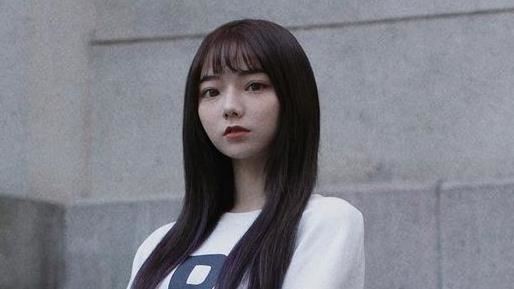 台版安雅伸手露曲線　下身洩大片黑影