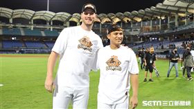 ▲統一獅投手布雷克和捕手林岱安合影。（圖／記者劉彥池攝影）