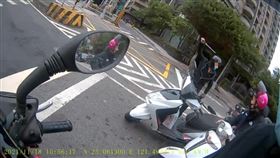 新北市,三重,無照,行車糾紛,甩棍，翻攝自WoWtchout - 地圖型行車影像分享平台