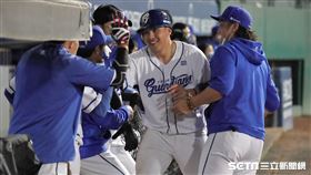 ▲富邦悍將捕手張進德回本壘得分和隊友擊掌。（圖／記者劉彥池攝影）