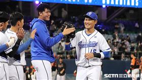 ▲富邦悍將外野手范國宸和隊友擊掌。（圖／記者劉彥池攝影）