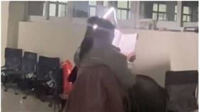 女大生,燈管,走廊,苦讀,頭髮