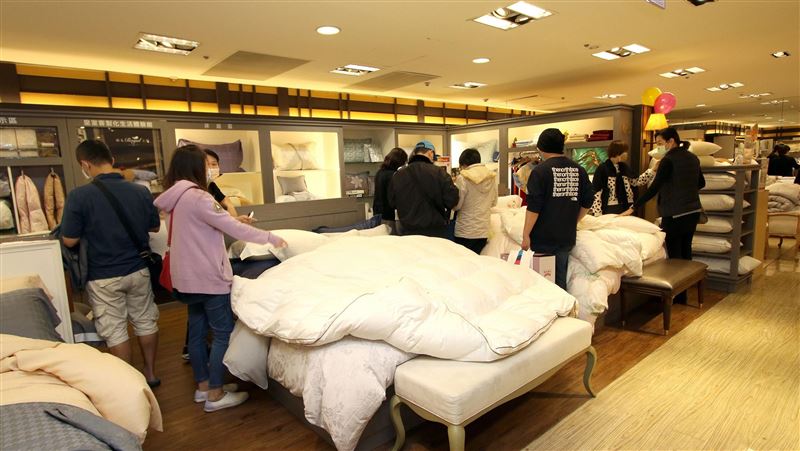 百貨週慶最終檔　買按摩椅送吸塵器