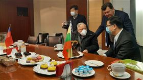 台灣代表處揭牌　立陶宛國父到場祝賀（圖／翻攝自ŽygimantasPavilionis推特）