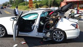 屏東大型重機整輛撞進自小客車  騎士命危台一線屏東枋山路段18日發生一起嚴重車禍，一輛大型重型機車與一輛自小客車發生車禍，大型重機疑車速過快，整輛車卡入轎車後座，騎士救出時已無生命跡象，送醫急救。（屏東縣消防局提供）中央社記者郭芷瑄傳真  110年11月18日