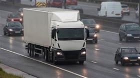 網友驚有人因白天下雨沒開車燈，吞4千5罰單。（圖／pixabay）