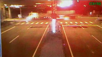 機車雙載高速闖紅燈　高速撞槽車2死