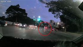 爆料公社／遠遠就有東西在路上！老翁直站「3線道」 。（圖／翻攝自爆料公社）