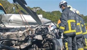 姐妹駕車上國道爆胎自撞！妹卡車內亡