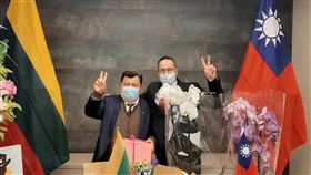 台灣代表處揭牌　立陶宛國父到場祝賀（圖／翻攝自ŽygimantasPavilionis推特）