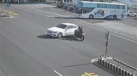 重機 賓士 車禍 翻攝畫面
