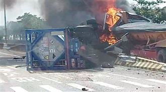 新／砂石車撞化學車　1駕駛活活燒死