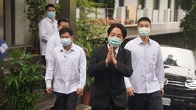 李應元辭世  賴副總統前往弔唁（2）前駐泰代表李應元因壺腹癌轉移病逝，家屬於法鼓山中華佛教文化館設置蓮位供親友追思、祭拜。副總統賴清德（前中）19日前往弔唁，面對媒體提問僅雙手合十致意。中央社記者徐肇昌攝  110年11月19日