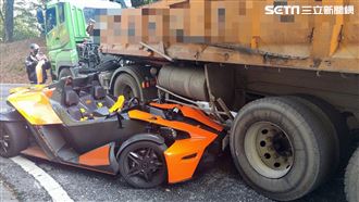 600萬跑車糗了！直接開進砂石車底