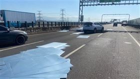 國道3，彰化，大型鐵板掉落噴飛，(圖/翻攝畫面)