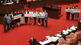 跟騷法三讀  立委舉看板合影立法院會19日三讀通過跟蹤騷擾防制法，藍綠立委拿著「向性別暴力說不」、「跟騷法終三讀 完善國人保護」等看板，在議場內合影。中央社記者謝佳璋攝  110年11月19日