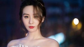 劉詩詩昨（18日）身穿平口蛋糕裙大秀天鵝頸和美肩。（圖／翻攝自微博）