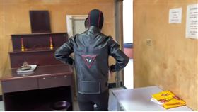 重機插賓士，同行車友現身。（翻攝