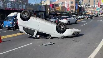 轎車撞路邊貨車　慘翻覆「四腳朝天」