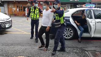 用餐搶麥摔椅揮刀　警快打部隊壓制