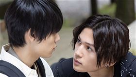 日本童星萩原利久(右)轉型主演BL日劇《美麗的他》戀上八木勇征(左)。（圖／GagaOOLala提供）