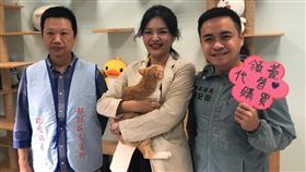 南投集集火車站將有「貓站長」南投縣集集鎮長陳紀衡（右）19日領養1隻流浪貓，並表示等小橘貓熟悉新環境後，將任命為集集火車站「貓站長」，成為鎮公所宣傳大使，也盼「貓站長」能吸引更多人重視流浪犬貓及石虎保育議題。（集集鎮公所提供）中央社記者蕭博陽南投縣傳真  110年11月19日