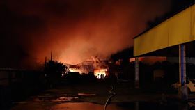 苗栗竹南紙器工廠暗夜大火苗栗縣竹南鎮國安街19日深夜發生紙器工廠大火，因廠內大量易燃物，火勢迅速延燒2間紙廠，火光伴隨濃煙竄天，消防局出動人車漏夜救災，至20日凌晨控制火勢。（苗栗縣消防局提供）中央社記者管瑞平傳真110年11月20日