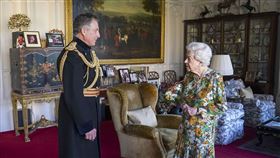 英國女王伊莉莎白二世（Queen Elizabeth II）本月17日在溫莎堡接見月底即將卸任的英國國防參謀長卡特上將（Gen Sir Nick Carter） 圖／美聯社
