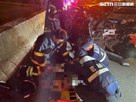 國道嘉義凌晨重大車禍　1人困8送醫(圖/翻攝畫面)