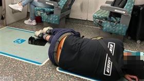 高鐵,臥鋪,位子,服務員,車廂,地板,睡覺。(圖/翻攝自爆料公社公開版臉書)