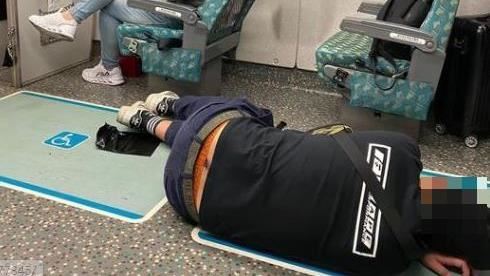 乘客車廂躺地睡　網笑：高鐵有臥鋪？