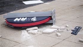 ▲印地安人改名守護者（Guardians），新招牌竟然掉落。（圖／美聯社／達志影像）