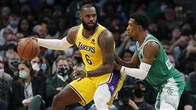 ▲詹姆斯（LeBron James）復出攻下23分，湖人不敵塞爾提克吞3連敗。（圖／美聯社／達志影像）