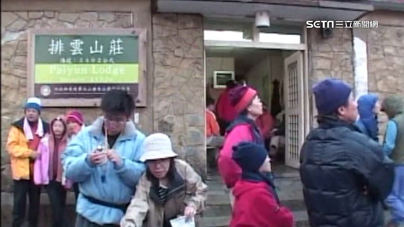排雲山莊被亂丟紙碗　玉管處籲垃圾帶下山