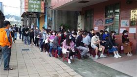  ▲台北市照常施打的醫院上午場已結束，都接種順利，無人現不適症狀，混打族以青壯年面孔居多。（圖／翻攝畫面）