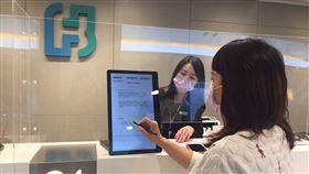 北富銀全面導入電子簽章服務，發揮零紙本、零落地、零接觸的多元淨零效益。（圖／台北富邦銀行提供）