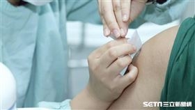 8/23高端疫苗開打首日，許多民眾排隊打高端。（圖／記者邱榮吉攝影）