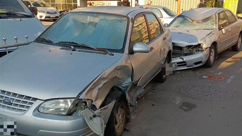 賓士連撞2車爬車頂　坦克巴庫硬輾