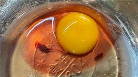 打雞蛋驚見「一片血紅」！她愣：可以吃？　內行人曝真相（圖／翻攝自家常菜臉書）