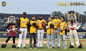 告五人為中信兄弟開球。（圖／中信兄弟提供）