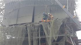 捷運三鶯線工程事故（2）新北市三峽區佳福路、佳興路口捷運三鶯線高架灌漿工程20日發生倒塌事故，警消持續搶救中。（新北市政府消防局提供）中央社記者葉臻傳真  110年11月20日