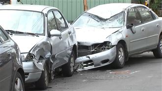 撞2車硬騎車頂　坦克式碾壓降落秒逃