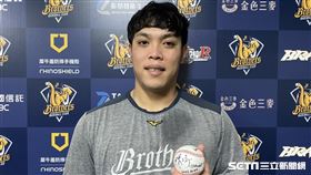 陳子豪收藏100轟紀念球。（圖／記者王怡翔攝影）