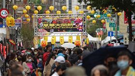 2021「萬華大鬧熱」音樂祭登場（3）「2021萬華大鬧熱」生活節重頭戲音樂祭與市集活動20日盛大登場，中華文化總會盼透過活動，邀請民眾用正面力量支持萬華、振興萬華，重新感受萬華獨有的溫暖人情味與在地風情。中央社記者裴禛攝  110年11月20日