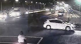 台中大里橋，闖紅燈左轉，20歲無照駕駛，自稱義消，鳴笛，追撞騎機車情侶，女子牙齦錯位，腳骨折 (圖/翻攝畫面)