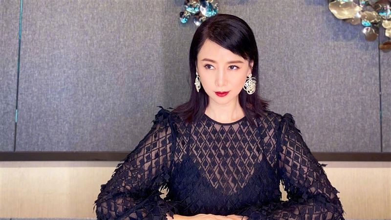 翁虹同框凍齡女神　抓包美肌太強變臉